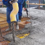 Beton se při betonáži rozhrnuje hráběmi