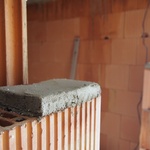 Příprava na osazení plochého nenosného překladu Foto: Ing. arch. Oldřich Rejl