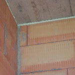Detail ukončení zdiva u stropní konstrukce, spára vyplněná PUR pěnou Foto: Ing. arch. Oldřich Rejl