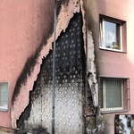 Chybné lepení ETICS tzv. na buchty, vpravo ETICS lepený na buchty po požáru, foto: TZB-info