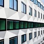 Fasáda Univerzity v Luzernu, realizovaná předsazeným provětrávaným zateplovacím systémem StoVentec R a vrchní jemnozrnnou omítkou Stolit Milano