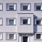 Na bytovém domě v německém Kolíně nad Rýnem se uplatnil flexibilní, univerzální zateplovací systém s velkou rozmanitostí vzhledu StoTherm Vario.