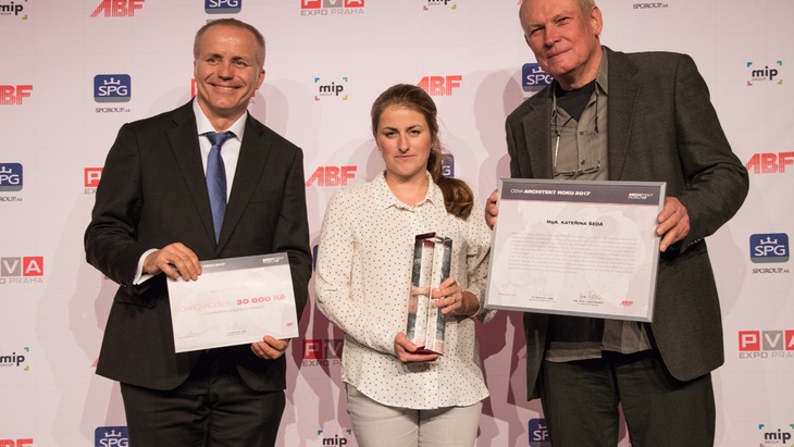 Ocenění Architekt roku 2017 převzala MgA. Kateřina Šedá. Zdroj: ABF Ocenění Architekt roku 2017 převzala MgA. Kateřina Šedá. Zdroj: ABF