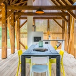 Moderní bydlení sází na přirozenost. Dům se inspiruje tradiční architekturou Foto: Tamás Bata