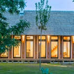 Moderní bydlení sází na přirozenost. Dům se inspiruje tradiční architekturou Foto: Tamás Bata