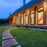 Moderní bydlení sází na přirozenost. Dům se inspiruje tradiční architekturou Foto: Tamás Bata