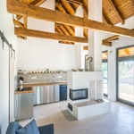 Moderní bydlení sází na přirozenost. Dům se inspiruje tradiční architekturou Foto: Tamás Bata