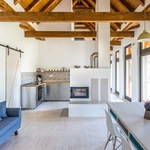 Moderní bydlení sází na přirozenost. Dům se inspiruje tradiční architekturou Foto: Tamás Bata