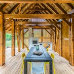 Moderní bydlení sází na přirozenost. Dům se inspiruje tradiční architekturou Foto: Tamás Bata
