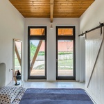 Moderní bydlení sází na přirozenost. Dům se inspiruje tradiční architekturou Foto: Tamás Bata