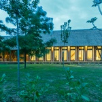 Moderní bydlení sází na přirozenost. Dům se inspiruje tradiční architekturou Foto: Tamás Bata