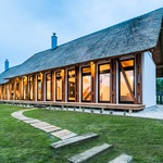Moderní bydlení sází na přirozenost. Dům se inspiruje tradiční architekturou Foto: Tamás Bata