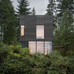 Malý dům v divočině je pozorovatelnou, ve které lze bydlet Foto: Andrew Pogue