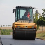 Čerstvě položený povrch je třeba pořádně uválcovat. První válec používá i rezonátor. Když kolem vás projede, všechno se otřásá. Foto: Michal Štengl