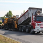 Za hodinu práce "spotřebuje" Remixer asi 20 tun balené směsi, kterou přivážejí nákladní vozy a vykládají ji do zmíněného "kýblu". Foto: Michal Štengl