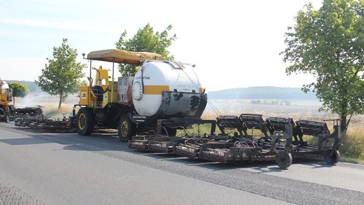 Unikátní stroj na opravu silnic frézuje a zároveň pokládá nový povrch Unikátní stroj na opravu silnic frézuje a zároveň pokládá nový povrch