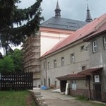 Klášterní budova, v zadní části kostel. Klášter byl v průběhu let nevhodně upravován a přistavován. Důležité prostorové prvky však zůstaly a opět mají po odstranění nevhodných přístaveb a vnitřních příček vyzdvihnout architekturu objektu.