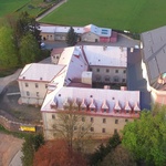 Letecký pohled na klášter, zdroj: Život bez bariér z. ú.