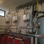 Pro ohřev teplé vody jsou instalovány tři boilery á 1000l nabíjené přes trojcestné ventily