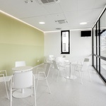 Interiér nového pavilonu II. Interní kliniky gastroenterologie a geriatrie Fakultní nemocnice v Olomouci