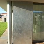 Detail stěny bytového domu v italském Thiene s povrchovou úpravou StoColor Metallic. 