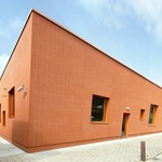 Fasáda technického institutu Gemeentelijke Technisch Instituut v belgickém městě Londerzeel, řešená pomocí systému StoBrick. 
