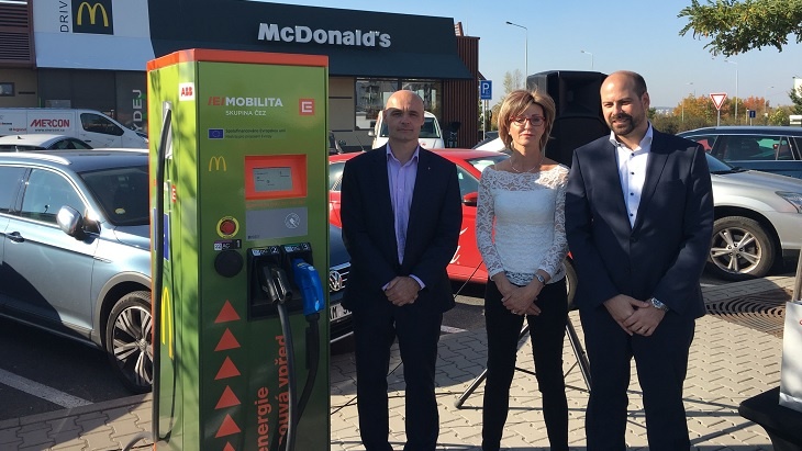 Rychlé dobití baterií vozů u řetězce rychlého stravování McDonald´s