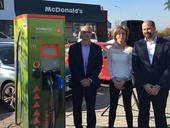 Rychlé dobití baterií vozů u řetězce rychlého stravování McDonald´s