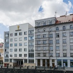 Jednalo se o soubor tří domů, na který přímo navazuje sborový dům a modlitebna Korandova sboru. Pohled na soubor od nábřeží.