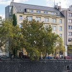 Budova hydroelektrárny Elektrických podniků města Plzně na břehu Radbuzy.