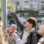 Výklad Petra Klímy v prostoru před tzv. Mrakodrapem.