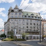 Tzv. Mrakodrap byl ve své době znám jako „U Trojdohody“ a šlo o nejvyšší budovu svého druhu v Plzni. Pohled z horní části Americké ulice.