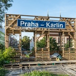Část procházky vedla také po nepoužívané koleji, kde bývalou železniční zastávku připomíná dřevěná instalace. Zdroj: DA Karlín