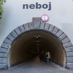 Karlínský vstup do Žižkovského tunelu doplněný o dílo „Neboj“ street artového výtvarníka Timo. Zdroj: DA Karlín