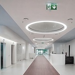 Světla jsou nápaditě začleněna do designových sádrokartonových podhledů