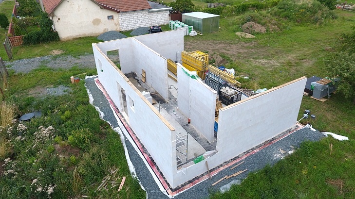 Zdění pasivního rodinného domu z vápenopískových cihel svépomocí Zdění pasivního rodinného domu z vápenopískových cihel svépomocí