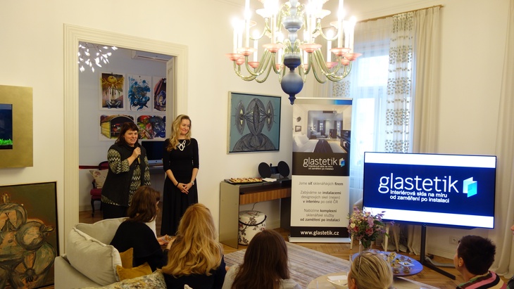 Síť Glastetik představila hostům Petra Takáčová, manažerka sítě Glastetik a Klára Soukupová, specialistka na interiérová skla.