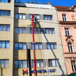  Čištění kachlové fasády domu na Karlově náměstí v Praze, prováděné společností FSS. Kam už se dostala čistící pára je zřejmé na první pohled. 