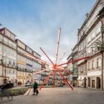 Hvězda, co spadla přímo na náměstí, podněcuje fantazii lidí. Foto: Fernando Guerra, FG+SG 