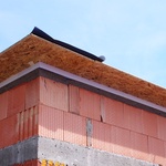 Připravená atika – na atikové zdivo je zhotoven vyrovnaný beton, extrudovaný polystyren, a OSB deska s přesahem dle tloušťky zateplení zdiva + přesah na okap.