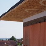 Připravená atika – na atikové zdivo je zhotoven vyrovnaný beton, extrudovaný polystyren, a OSB deska s přesahem dle tloušťky zateplení zdiva + přesah na okap.
