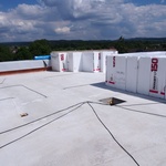 Na nosné konstrukci střechy vedou kabely pro svítidla, jelikož betonový strop bude pohledový bez podhledů. Tyto kabely je nutné vést v patrnosti při kotvení střechy.