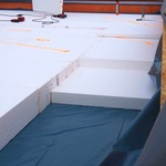 Parozábrana (modrá) a skladba polystyrenové tepelné izolace ve dvou vrstvách. Viditelné i spádové klíny a vyznačené pozice kabelů.