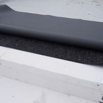 Seprační geotextilie odděluje polystyrenové spádové klíny a fóliovou hydroizolaci.