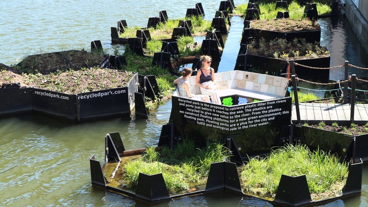 Plovoucí park z plastového recyklátu pomáhá uklízet řeku a poskytuje útočiště zvířatům