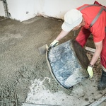 Vzniklý lehký beton vylijeme na očištěný podklad