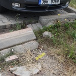 Obr. 4 Detail poškození obrubníků