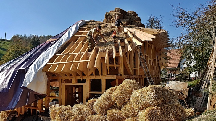Přírodní dům ze dřeva a slámy na experimentální stráni