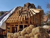 Přírodní dům ze dřeva a slámy na experimentální stráni