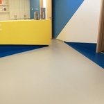 Podlaha z marmolea po revitalizaci a aplikaci ochranného systému na bázi plast-polymer, jež má i protiskluznou funkci. „Na vzhled podlahy a funkčnost ochrany poskytujeme pětiletou garanci,“ říká Jan Hrdlička ze Special Facility Services.